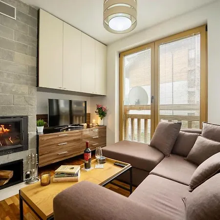 Secluded Mountain Cozy With Fireplace בנסקו